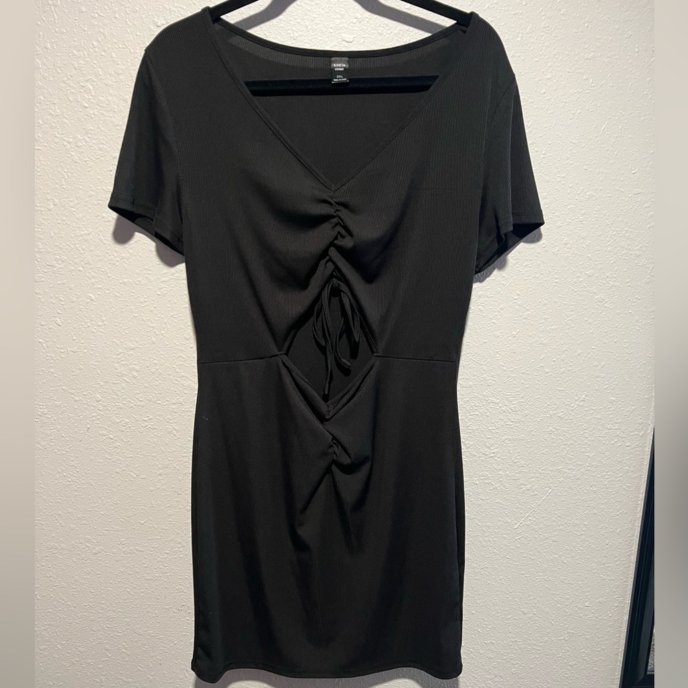 Mini Black dress with keyhole